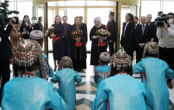 Mehriban Əliyeva Türkmənbaşı şəhərində təsviri və dekorativ sənət əsərlərindən ibarət sərgilərlə tanış olub - FOTO