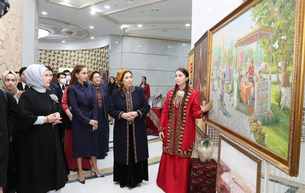 Mehriban Əliyeva Türkmənbaşı şəhərində təsviri və dekorativ sənət əsərlərindən ibarət sərgilərlə tanış olub - FOTO