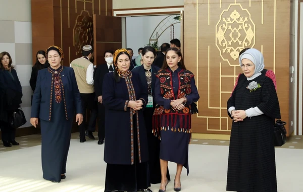Mehriban Əliyeva Türkmənbaşı şəhərində təsviri və dekorativ sənət əsərlərindən ibarət sərgilərlə tanış olub - FOTO