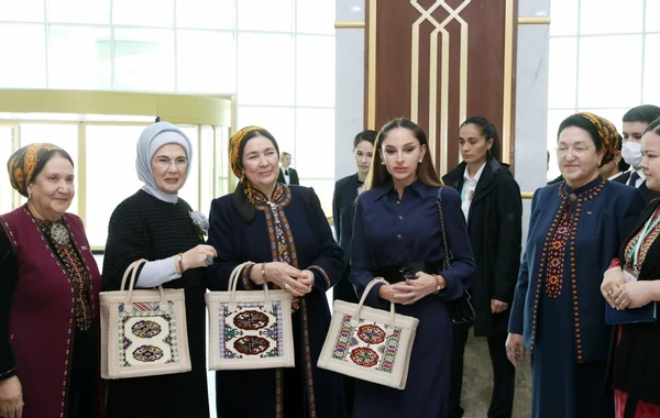 Mehriban Əliyeva Türkmənbaşı şəhərində təsviri və dekorativ sənət əsərlərindən ibarət sərgilərlə tanış olub - FOTO
