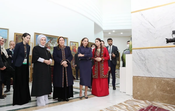 Mehriban Əliyeva Türkmənbaşı şəhərində təsviri və dekorativ sənət əsərlərindən ibarət sərgilərlə tanış olub - FOTO