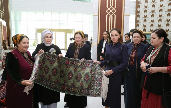 Mehriban Əliyeva Türkmənbaşı şəhərində təsviri və dekorativ sənət əsərlərindən ibarət sərgilərlə tanış olub - FOTO