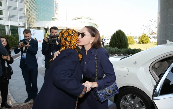 Mehriban Əliyeva Türkmənbaşı şəhərində təsviri və dekorativ sənət əsərlərindən ibarət sərgilərlə tanış olub - FOTO