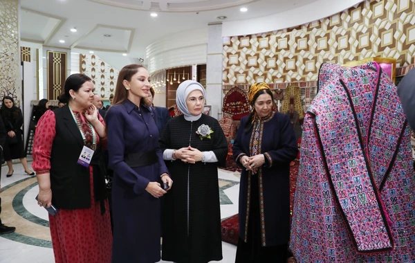 Mehriban Əliyeva Türkmənbaşı şəhərində təsviri və dekorativ sənət əsərlərindən ibarət sərgilərlə tanış olub - FOTO