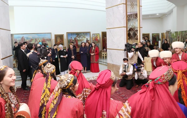 Mehriban Əliyeva Türkmənbaşı şəhərində təsviri və dekorativ sənət əsərlərindən ibarət sərgilərlə tanış olub - FOTO