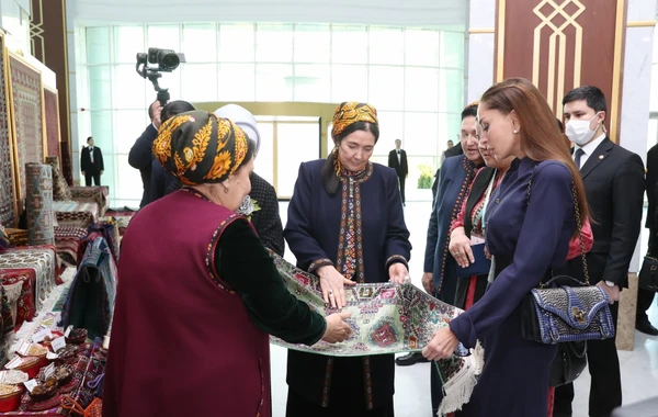 Mehriban Əliyeva Türkmənbaşı şəhərində təsviri və dekorativ sənət əsərlərindən ibarət sərgilərlə tanış olub - FOTO