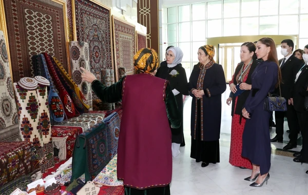 Mehriban Əliyeva Türkmənbaşı şəhərində təsviri və dekorativ sənət əsərlərindən ibarət sərgilərlə tanış olub - FOTO