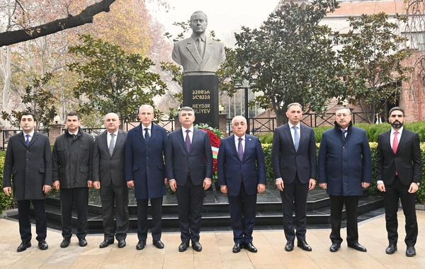 Əli Əsədov Tbilisidə Ümummilli Lider Heydər Əliyevin abidəsini ziyarət edib - FOTO