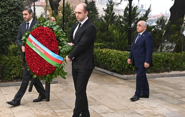 Али Асадов возложил венок к памятнику Гейдара Алиева в Тбилиси - ФОТО