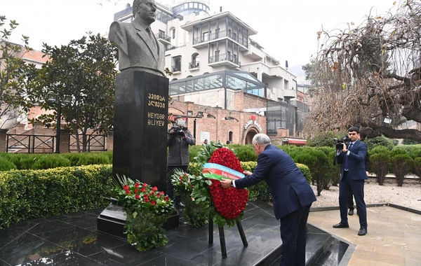 Али Асадов возложил венок к памятнику Гейдара Алиева в Тбилиси - ФОТО