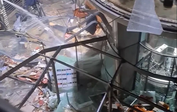 В отеле в центре Берлина разбился 16-метровый аквариум - ВИДЕО