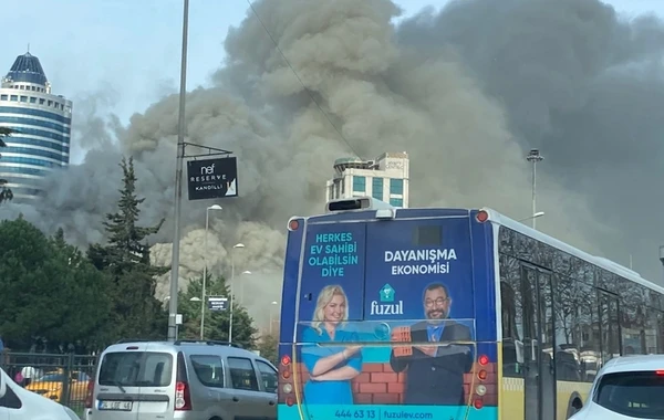 İstanbulda ticarət mərkəzində yanğın baş verib - FOTO/VİDEO