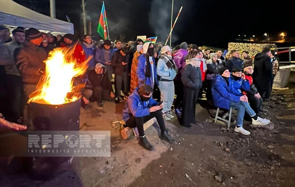 Xankəndi-Laçın yolunda aksiya iştirakçıları və sülhməramlılar mundialın oyununu canlı izləyirlər - FOTO