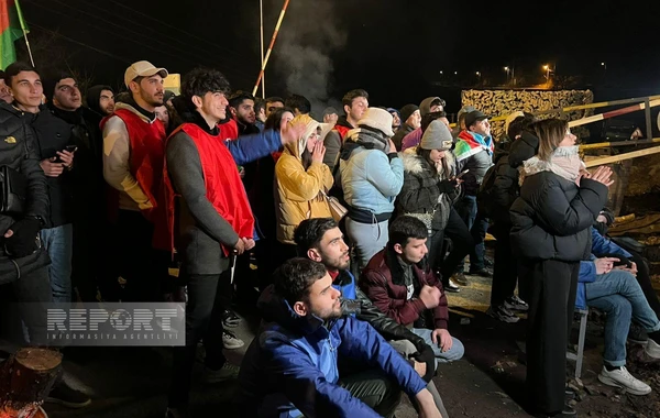 Xankəndi-Laçın yolunda aksiya iştirakçıları və sülhməramlılar mundialın oyununu canlı izləyirlər - FOTO