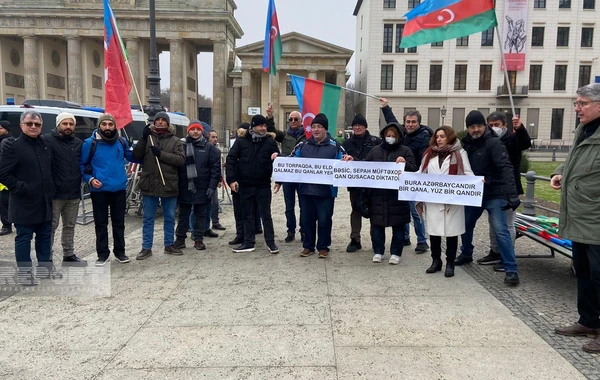 Almaniyadakı azərbaycanlılar İran hakimiyyətinin istefasını tələb ediblər - FOTO