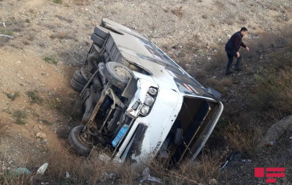 Gəncədə sərnişin avtobusu aşıb - FOTO