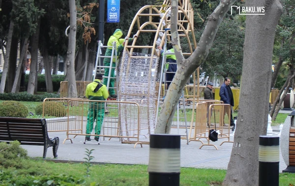 Paytaxt Yeni il üçün bəzədilir - FOTOREPORTAJ