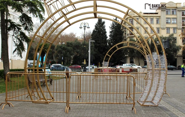 Paytaxt Yeni il üçün bəzədilir - FOTOREPORTAJ