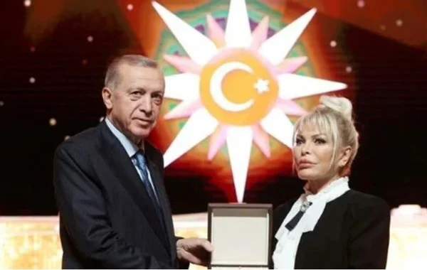 Ərdoğan Ajda Pekkana mükafat təqdim etdi - FOTO/VİDEO