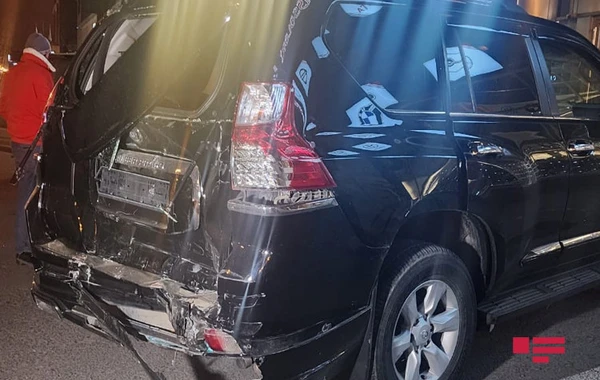 В Баку автомобиль за более чем 100 000 манатов попал в ДТП в день покупки - ФОТО