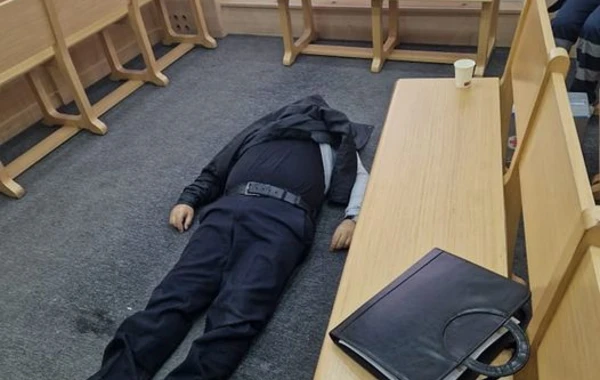 Naxçıvandan olan sabiq məmur məhkəmə zalında öldü - FOTO