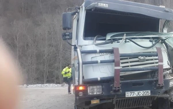 Kəlbəcərdə iki yük avtomobili toqquşub, xəsarət alan var - FOTO