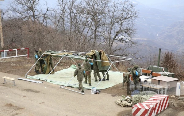 Sülhməramlılar etiraz aksiyasının keçirildiyi ərazidə quraşdırdıqları çadırları sökürlər - FOTO