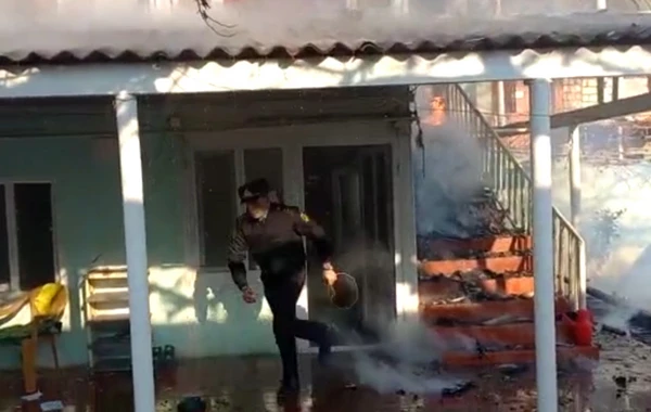 Polis əməkdaşları yanğının qarşısını alıblar - FOTO/VİDEO