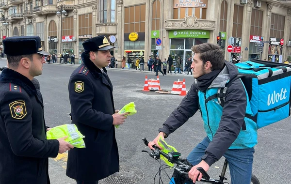 Yol polisi moped və velosiped sürücülərinə jilet payladı - FOTO/VİDEO