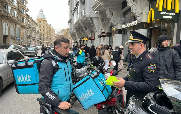 Yol polisi moped və velosiped sürücülərinə jilet payladı - FOTO/VİDEO