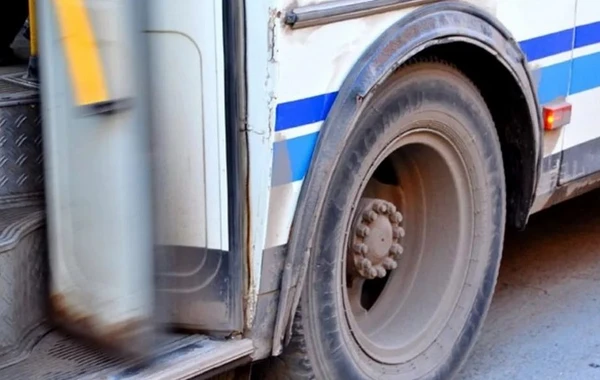 Bakıda sərnişin avtobusu qəzaya düşüb