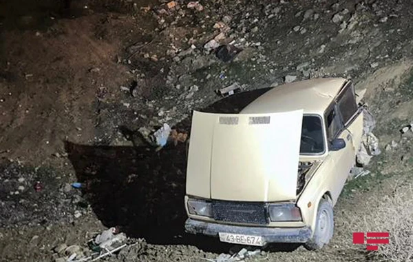 Abşeronda “VAZ 2107” dərəyə aşıb, xəsarət alanlar var - FOTO