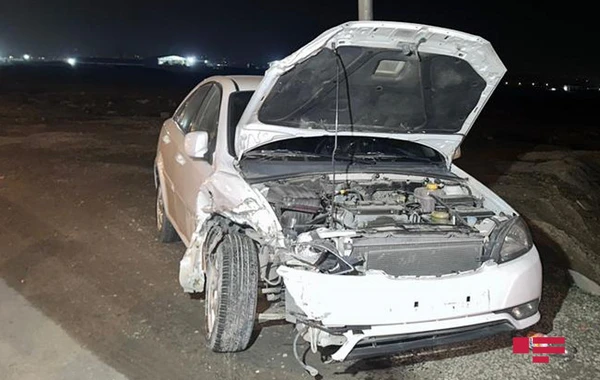 Abşeronda “VAZ 2107” dərəyə aşıb, xəsarət alanlar var - FOTO