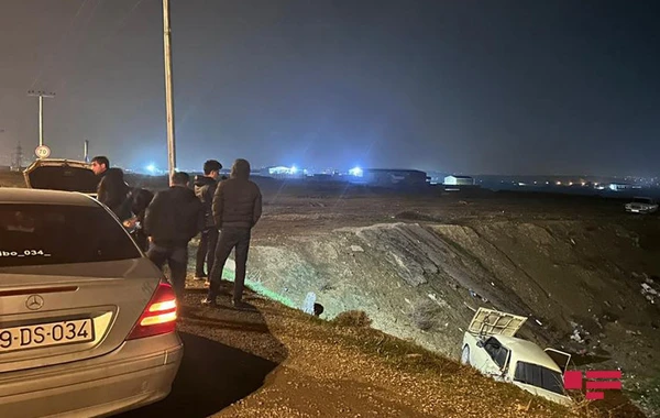 Abşeronda “VAZ 2107” dərəyə aşıb, xəsarət alanlar var - FOTO