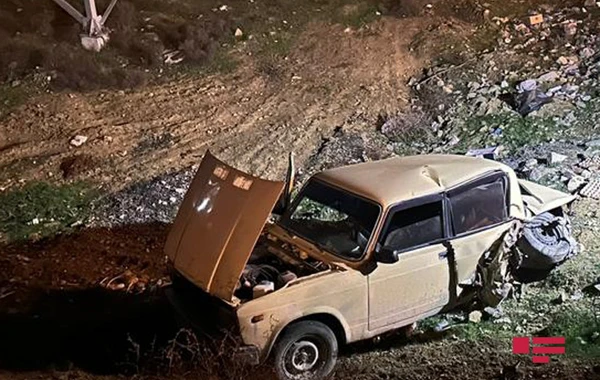 Abşeronda “VAZ 2107” dərəyə aşıb, xəsarət alanlar var - FOTO