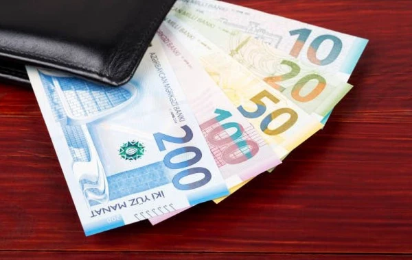Rektordan təqdirəlayiq addım! - İşçilərə bir aylıq maaşları qədər pul mükafatı verdi