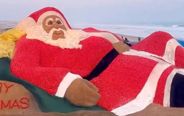 Hindistanlı heykəltəraş qum və pomidordan nəhəng Santa Klaus yaradıb - VİDEO