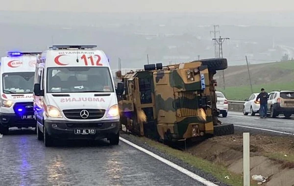Türkiyədə zirehli avtomobil aşıb - Hərbçilər yaralanıb - FOTO