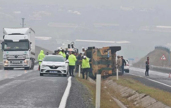 Türkiyədə zirehli avtomobil aşıb - Hərbçilər yaralanıb - FOTO