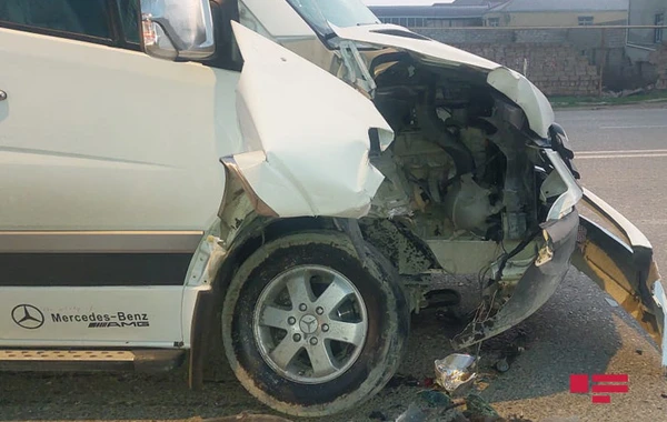 Abşeronda mikroavtobus minik avtomobili ilə toqquşub - FOTO