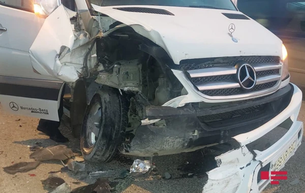 Abşeronda mikroavtobus minik avtomobili ilə toqquşub - FOTO
