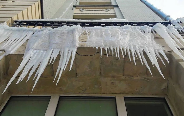 Üstünə buz parçası düşən uşağın qolu sındı