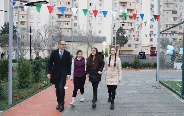 Leyla Əliyeva Bakıda “Bizim həyət” layihəsi çərçivəsində növbəti həyətin açılışında iştirak edib - FOTO
