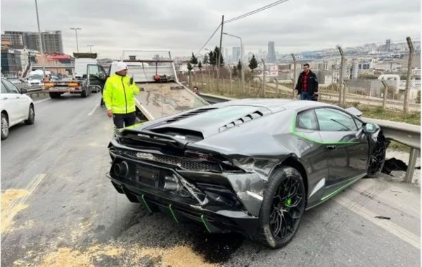 İstanbulda rusiyalı iş adamı “Lamborghini” markalı avtomobili ilə qəzaya uğrayıb - FOTO