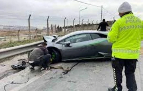 İstanbulda rusiyalı iş adamı “Lamborghini” markalı avtomobili ilə qəzaya uğrayıb - FOTO