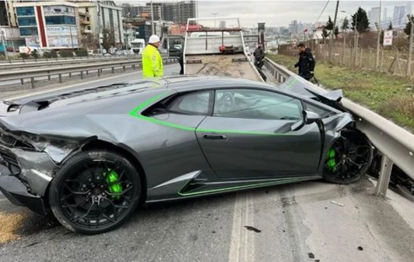 İstanbulda rusiyalı iş adamı “Lamborghini” markalı avtomobili ilə qəzaya uğrayıb - FOTO
