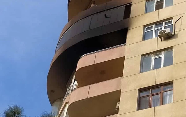Bakıda 16 mərtəbəli yaşayış binasında yanğın olub - FOTO/VİDEO