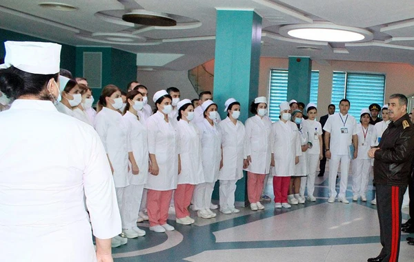 Zakir Həsənov hospitalda müalicə olunan hərbçilərlə görüşüb - FOTO/VİDEO