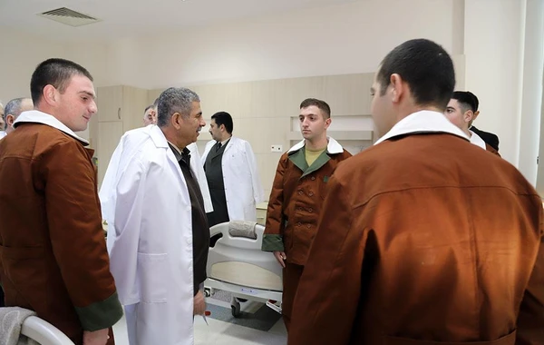 Zakir Həsənov hospitalda müalicə olunan hərbçilərlə görüşüb - FOTO/VİDEO