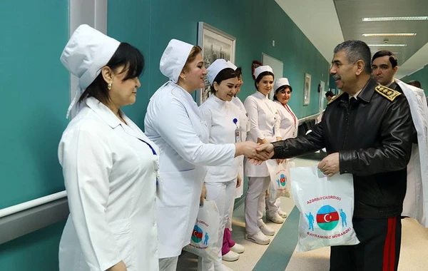 Zakir Həsənov hospitalda müalicə olunan hərbçilərlə görüşüb - FOTO/VİDEO